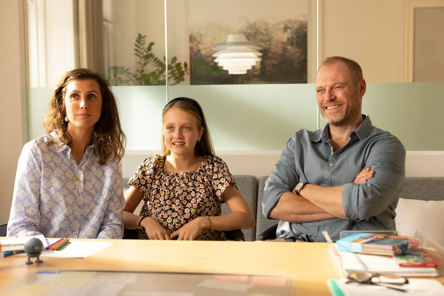 Katrine Greis-Rosentahl og Jacob Lohmann spiller det nye forældrepar i klassen. Her med datteren Hannah.