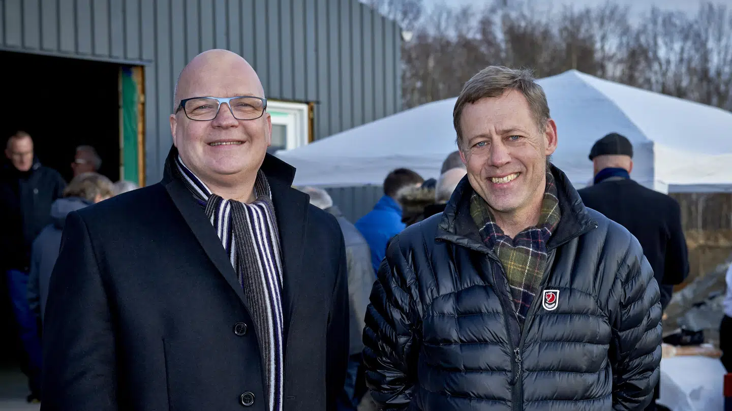 Karsten Buchhave (th.) ses her ved siden af Solrøds daværende borgmester, Niels Hörup (V), i 2015 i forbindelse med opførelsen et nyt biogasanlæg i Solrød i 2015.