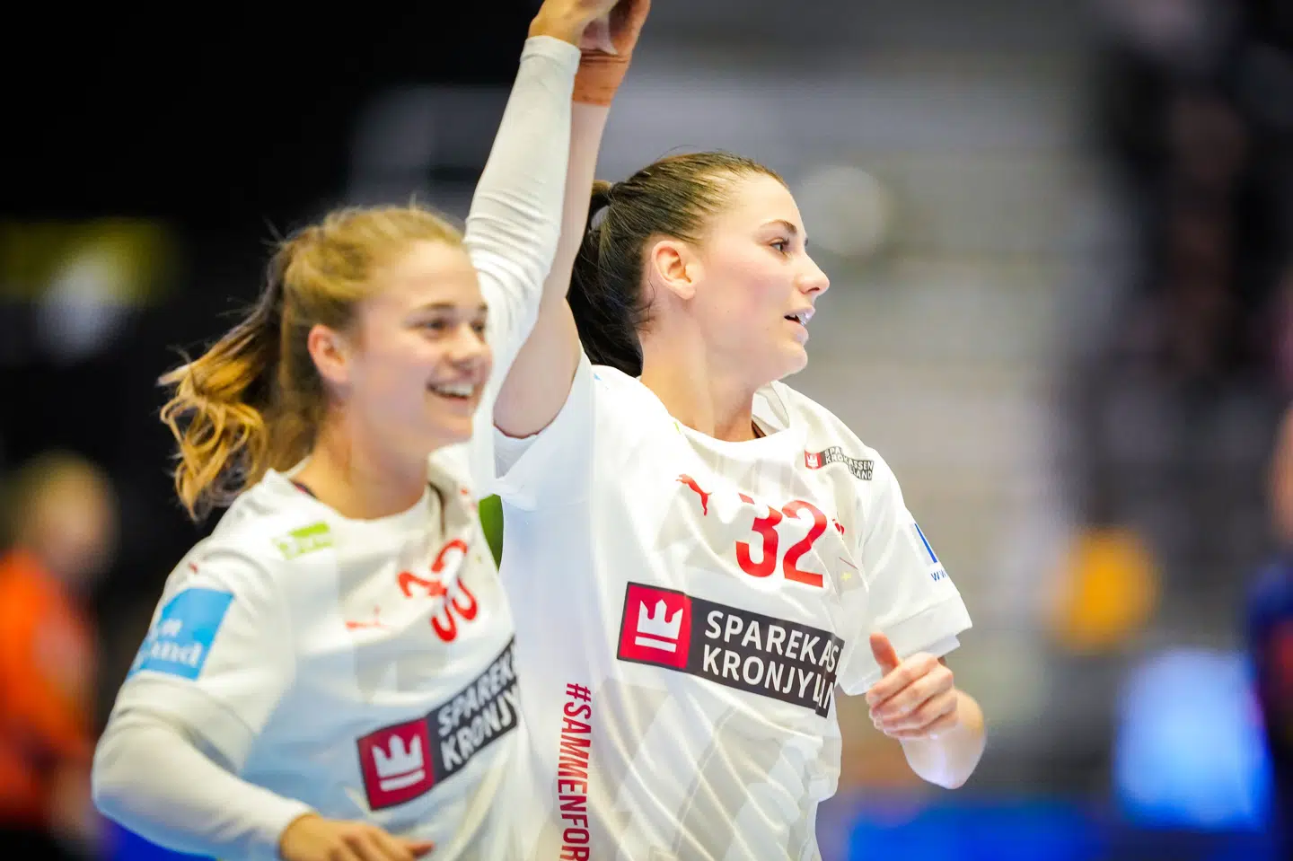 Emma Friis (tv.) og Mie Højlund (th.), her fra sidste uges testkamp mod Holland, var med til at sikre Danmark EM bronze i december sidste år. Beate Oma Dahle/Ritzau Scanpix