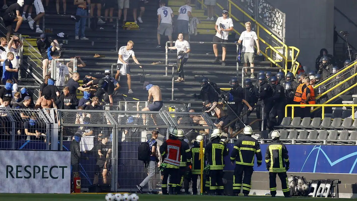 Der udspillede sig skandaløse scener på tilskuerpladserne inden kampen mellem Dortmund og FC København.