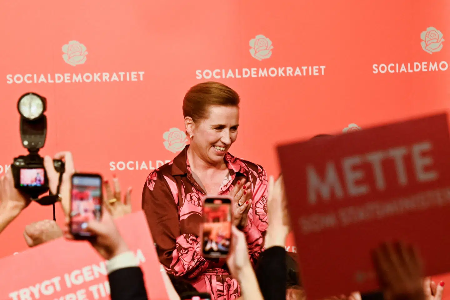 Statsminister Mette Frederiksen (S) står med gode kort på hånden inden de kommende regeringsforhandlinger, mener Altingets politiske kommentator, Erik Holstein. Fabian Bimmer/Reuters