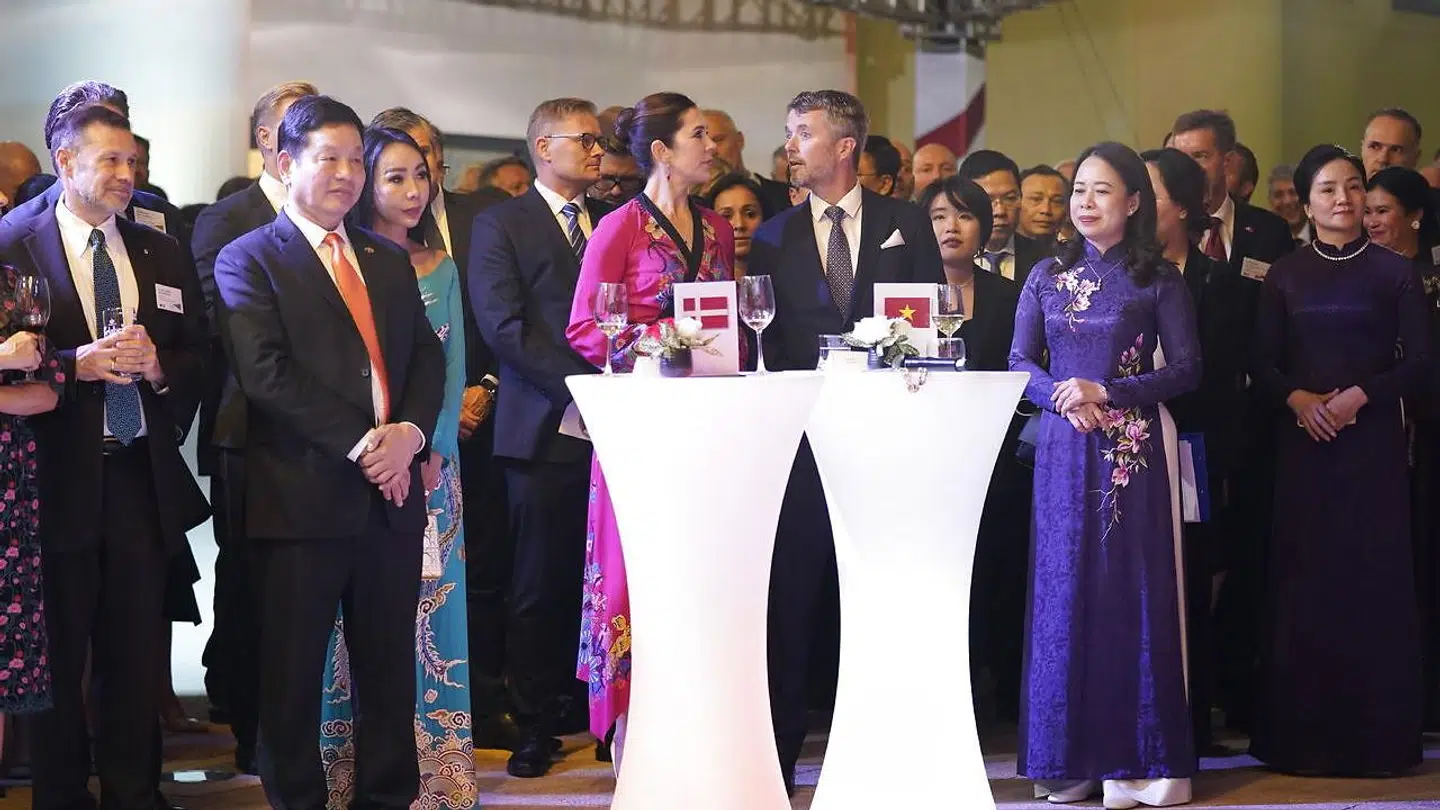 Kronprinsparret til networking og middag på Hilton Hotel i Hanoi. Kronprinsessen bar en vietnamesisk-inspireret kjole.