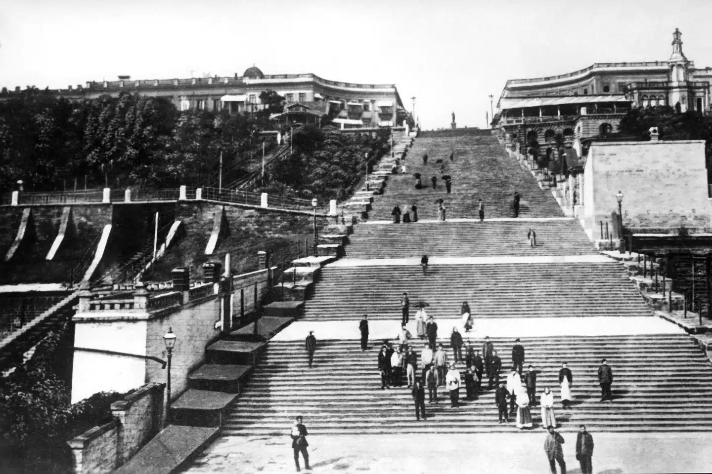 Russerne skal have fjernet de jordiske rester af fyrst Potemkin i det besatte Kherson. Den russiske fyrste fra 1700-tallet spillede en særlig rolle i både russisk og ukrainsk historie. På foto ses den berømte Potemkintrappe i Odesa. (Arkivfoto fra august 1941.) Unknown/Ritzau Scanpix