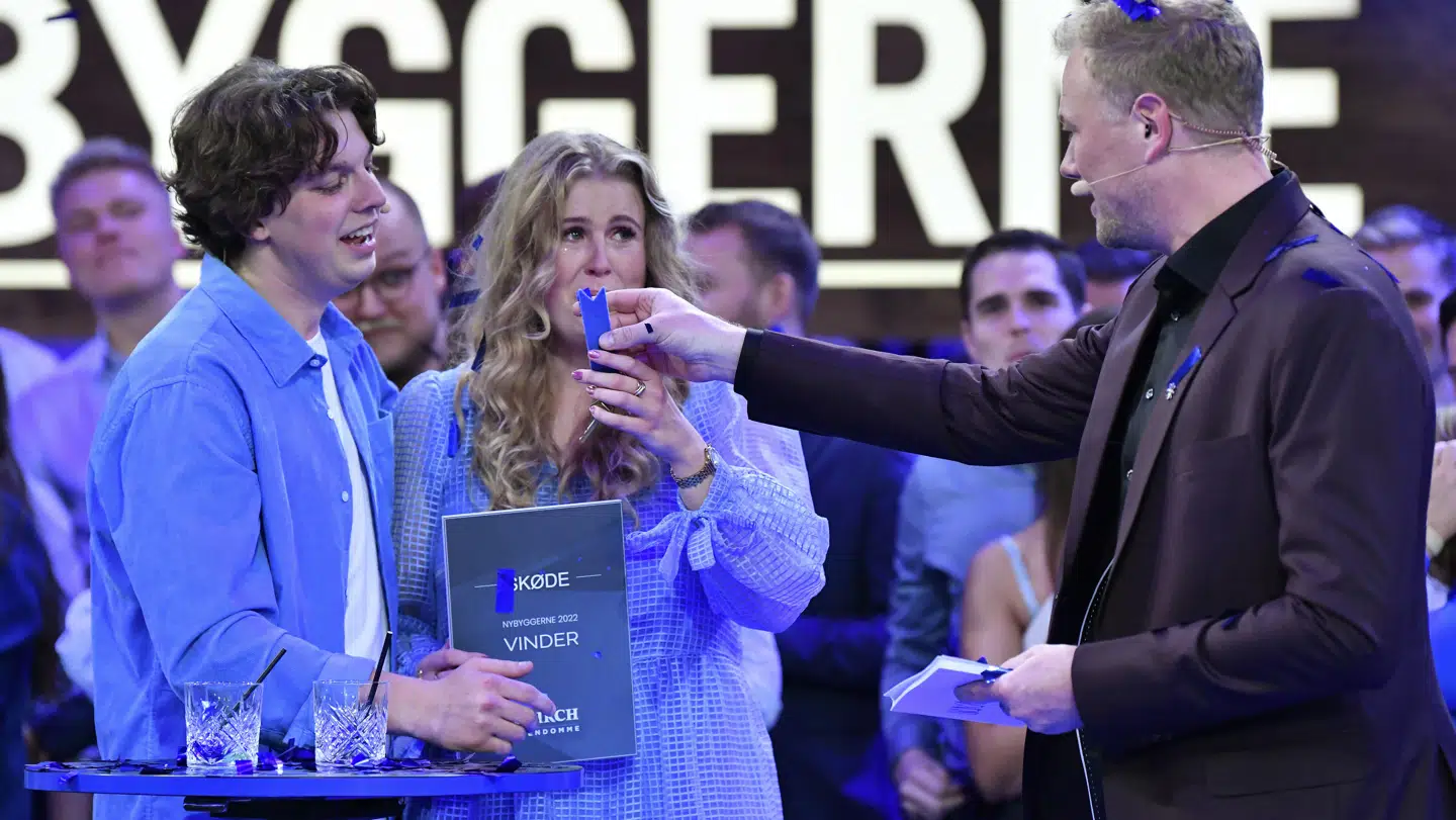 Vært Christian Degn overrakte både skøde og nøgler til 'Nybyggerne'-vinderne Heidi og Lasse. Men det var altså kun for tv'ets skyld.