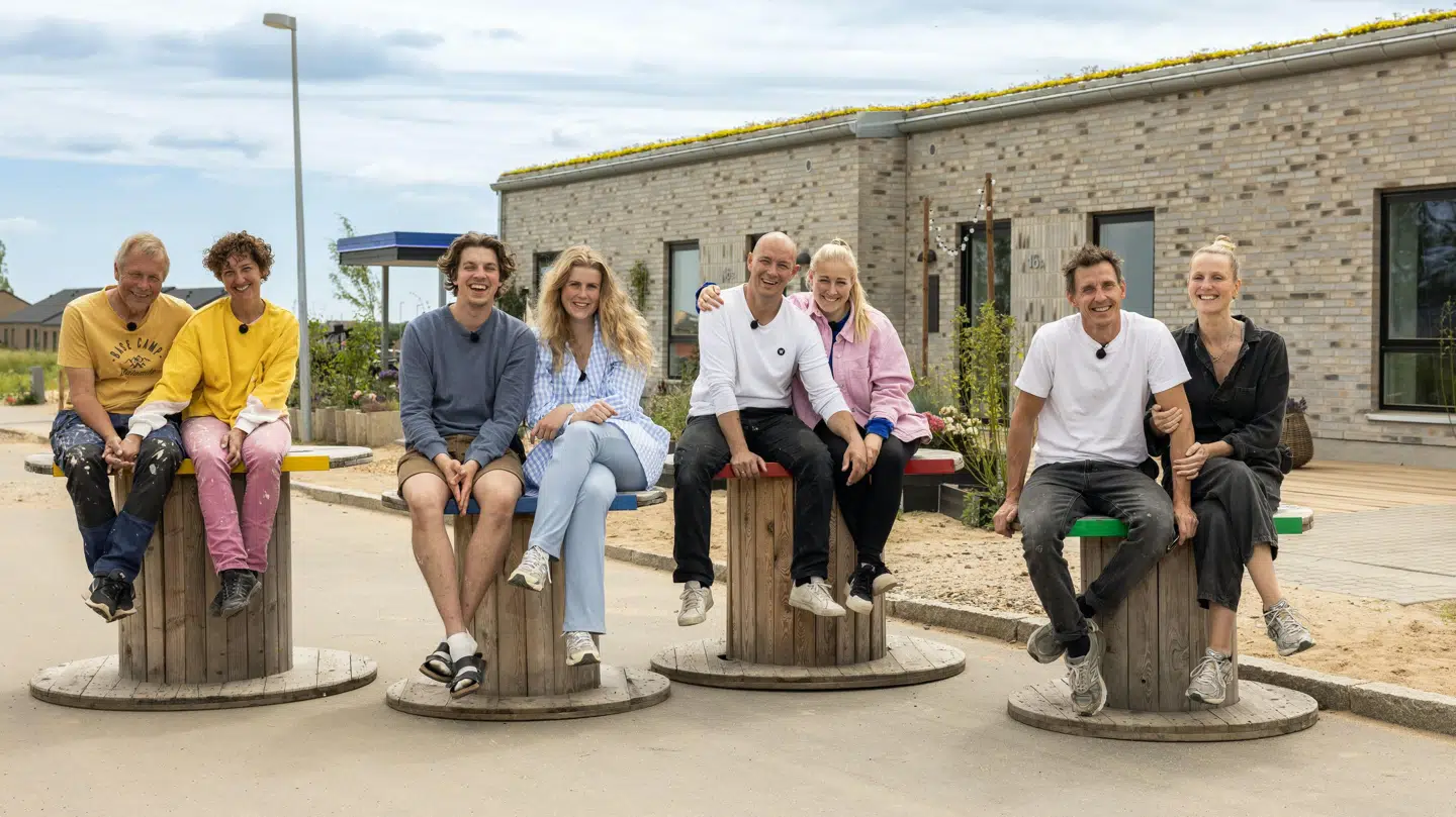Deltagerne i årets 'Nybyggerne' er Karsten Poulsen og Stine Jylov fra gult hus, Lasse Hagelberg og Heidi Albrechtsen fra blåt hus, Mikkel Kristensen og Trine Ladekarl fra rødt hus samt Anders Peter Sandberg og Frederikke Stolbjerg fra grønt hus.