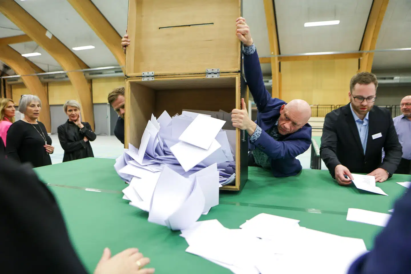 Stemmeoptælling i valglokalet i Thorshavn på Færøerne. Færingerne gik mandag i stemmeboksene for at vælge deres to medlemmer af det kommende folketing. Valgdagen er blevet fremrykket en dag, fordi den 1. november er officiel mindedag for de færinger, der har mistet livet til søs. Foto: Alvur Haraldsen/Ritzau Scanpix Alvur Haraldsen/Ritzau Scanpix