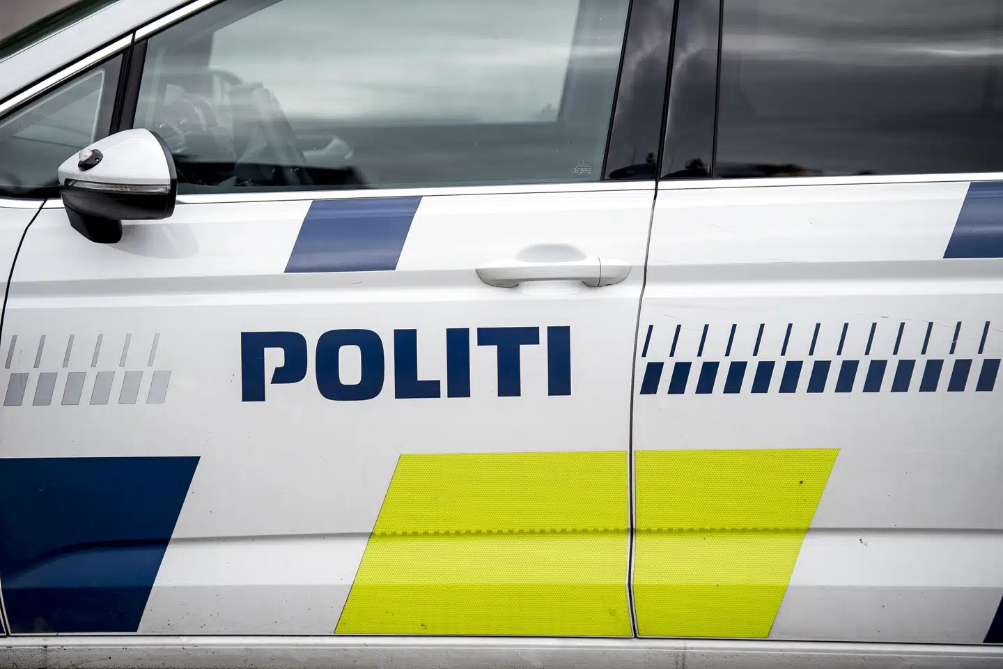 Politiet fik mandag en anmeldelse om, at en mand var set med en geværlignende genstand i S-toget. Manden steg af på Hellerup Station. Det viste sig dog, at han havde et kamerastativ. (Arkivfoto).
