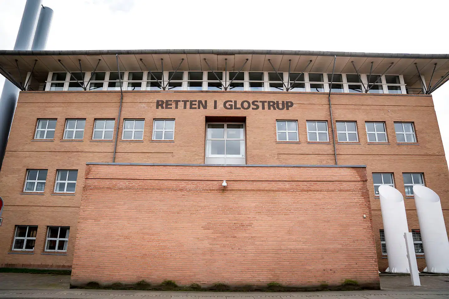 Den nu tiltalte advokat var i en kort periode forsvarer for den 36-årige direktør, der ved byretten i Glostrup blev kendt skyldig i voldtægter, blufærdighedskrænkelser og trusler over for fire ansatte.