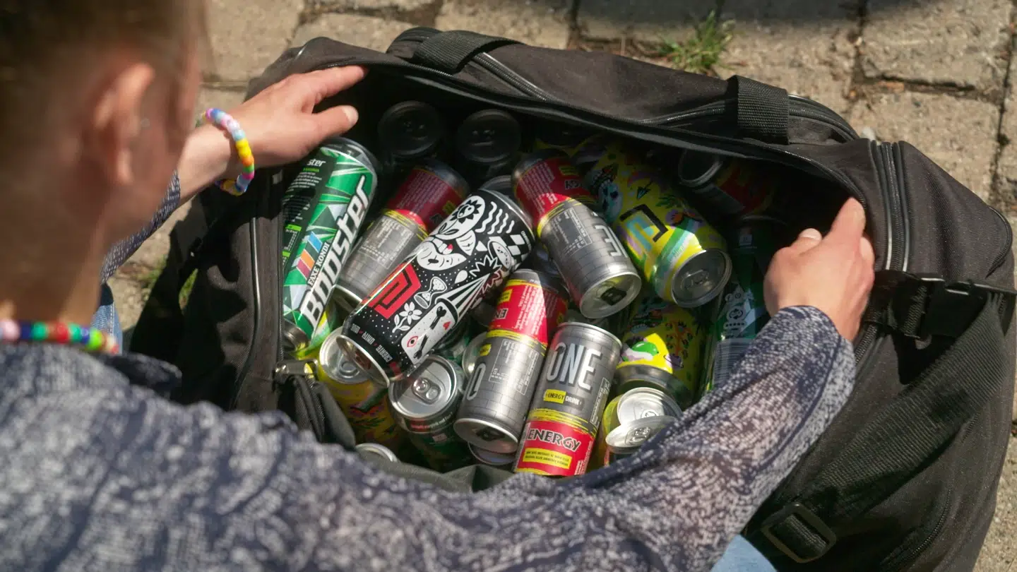 Daniella drikker for 800 kroner energidrikke om måneden – svarende til 112 dåser om måneden.