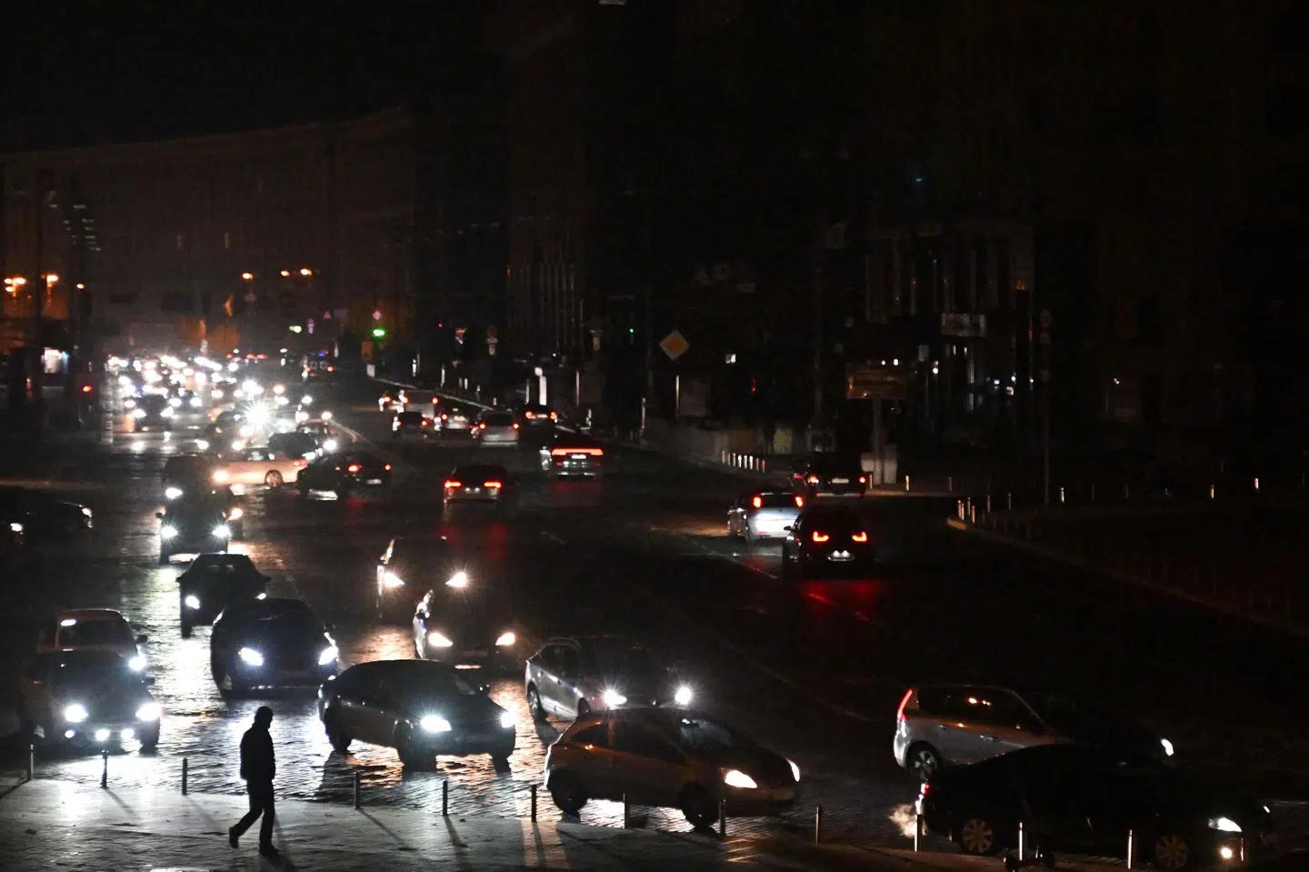 Et såkaldt brownout i Ukraines hovedstad, Kyiv. Landet har ikke strøm nok, fordi russerne har angrebet dets energisektor. (Arkivfoto). Sergei Supinsky/Ritzau Scanpix