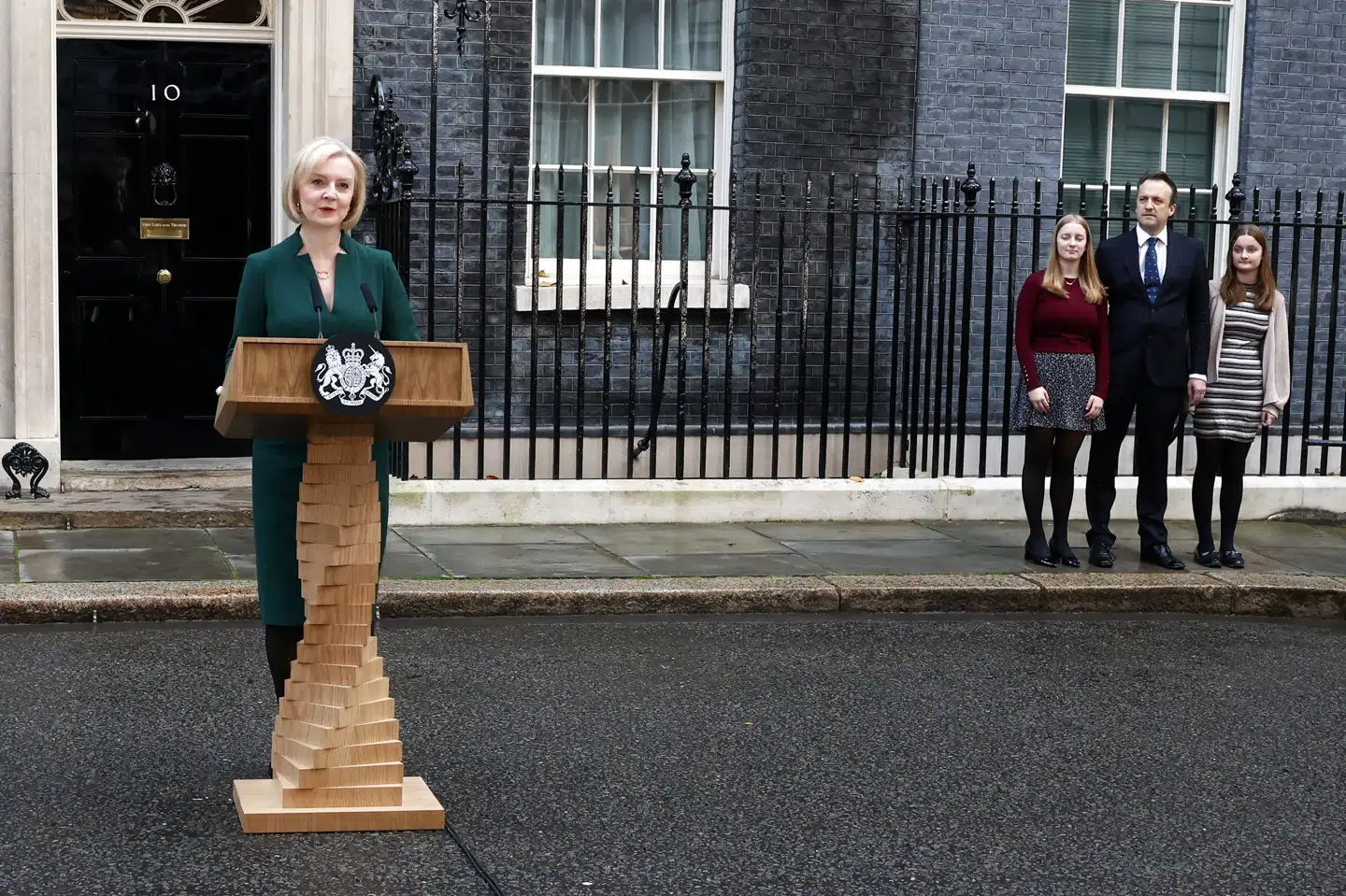 Med sin mand, Hugh O'Leary, og sine to døtre, Frances og Liberty, i baggrunden holdt Liz Truss tirsdag middag sin sidste tale som Storbritanniens premierminister. Det skete foran Downing Street 10 i London. Henry Nicholls/Reuters