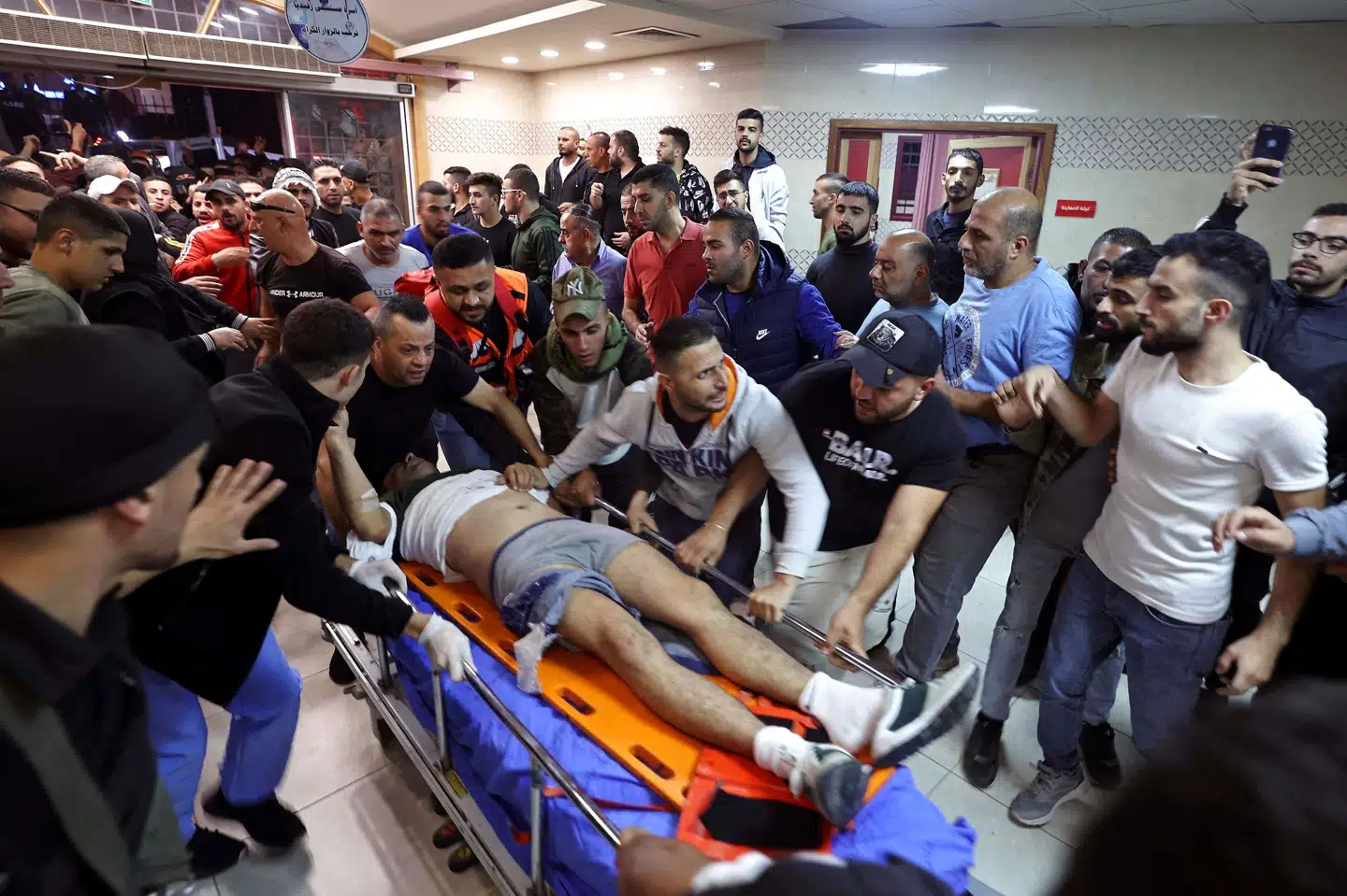 Et såret medlem af den palæstinensiske oprørsgruppe Løvernes Hule ankommer til behandling efter at være blevet beskudt af israelske sikkerhedsstyrker. Jaafar Ashtiyeh/Ritzau Scanpix