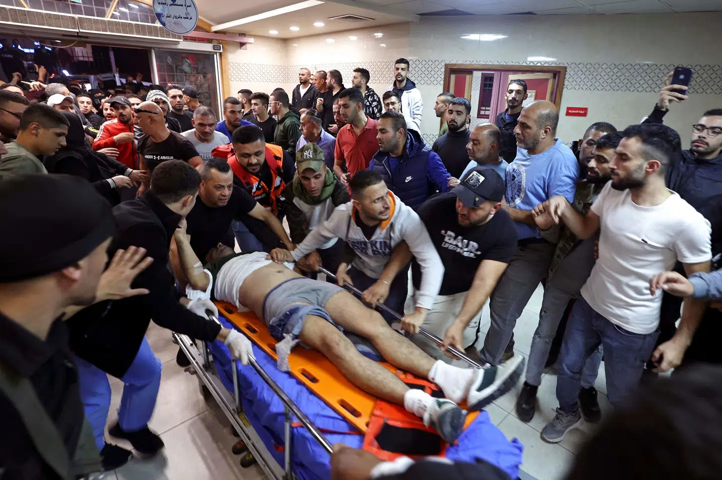 Et såret medlem af den palæstinensiske oprørsgruppe Løvernes Hule ankommer til behandling efter at være blevet beskudt af israelske sikkerhedsstyrker. Jaafar Ashtiyeh/Ritzau Scanpix