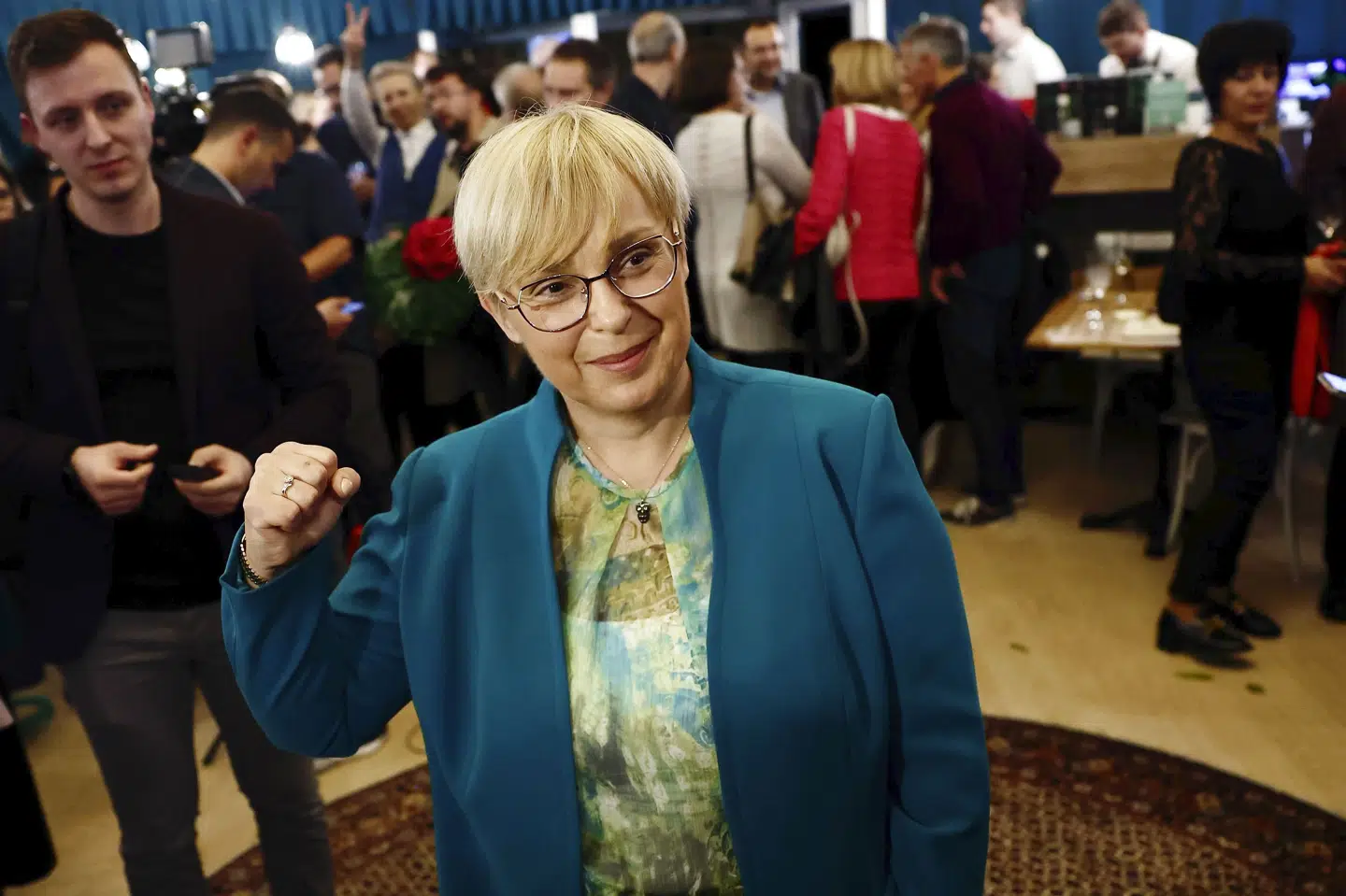 Den uafhængige midterkandidat Natasa Pirc Musar kæmper for at blive Sloveniens første kvindelige præsident. Her ses hun i Sloveniens hovedstad, Ljubljana, søndag. Uncredited/Ritzau Scanpix
