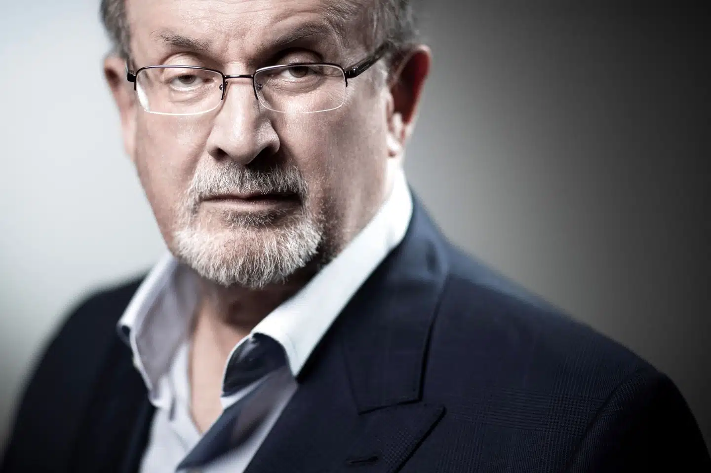 Forfatteren bag De Sataniske Vers Salman Rushdie har fået varige skader, efter at han i august i år blev angrebet, netop som han gik på scenen ved et arrangement i staten New York. (Arkivfoto). Joel Saget/Ritzau Scanpix
