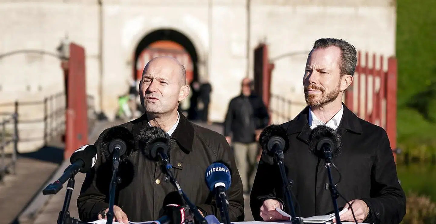 Søren Pape Poulsen (K) og Jakob Ellemann-Jensen (V) til doorstep om FE-sagen på Kastellet.