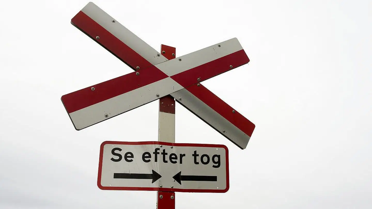 En bil sidder søndag morgen fast på skinnerne på Gribskovbanen. (Arkivfoto)