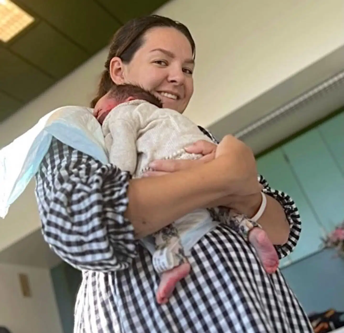 Celeste Egede med sin lille, dødfødte baby Eleanor.
