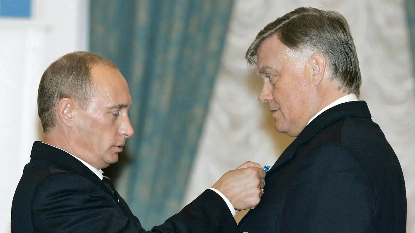 Putin og Vladimir Yakunin holder sammen.