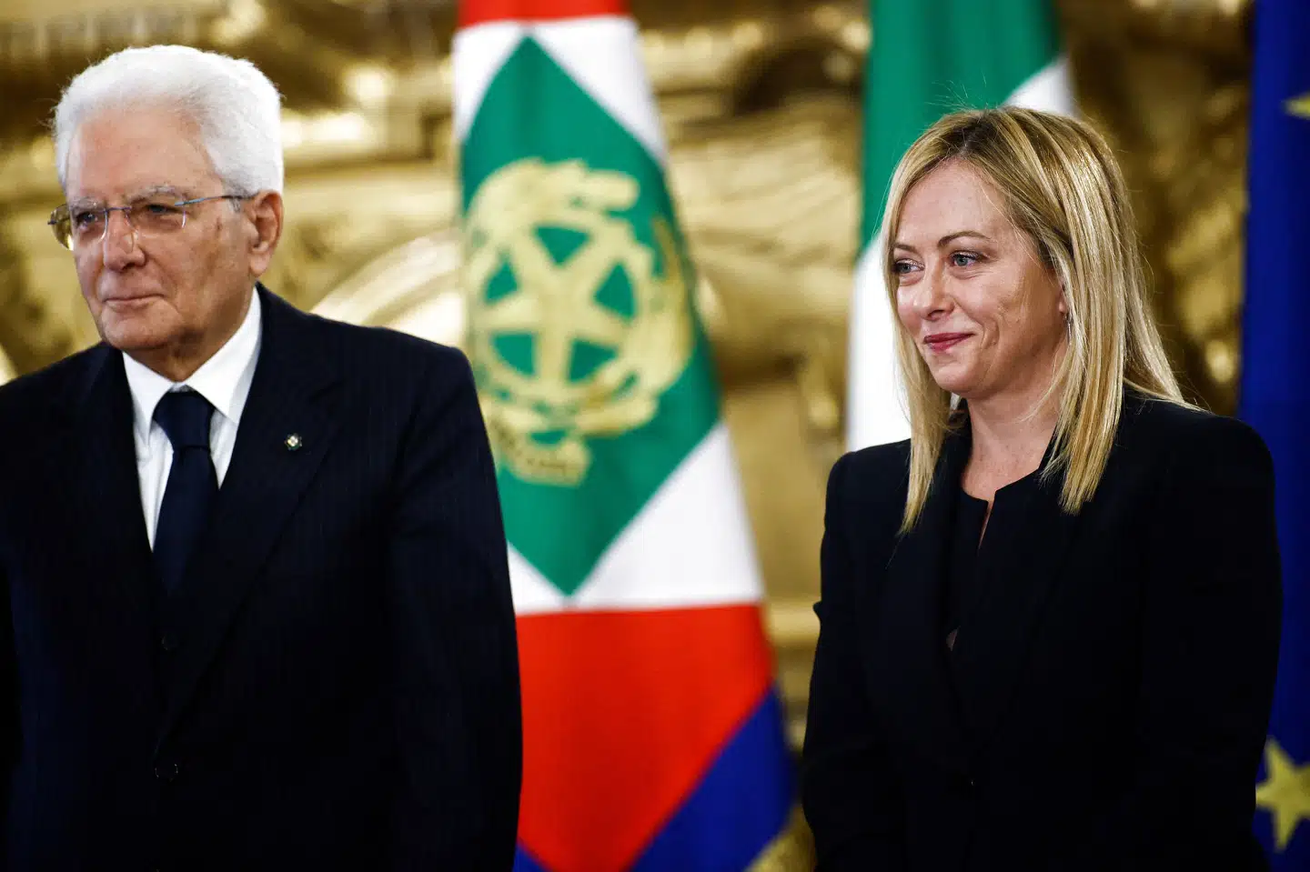 Giorgia Meloni (til højre) blev lørdag taget i ed ved en ceremoni i Rom. Her ses hun sammen med præsident Sergio Mattarella (til venstre). Guglielmo Mangiapane/Reuters