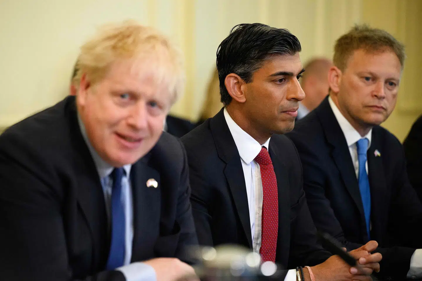 Tidligere premierminister Boris Johnson, som måtte trække sig fra posten for få måneder siden efter en række skandaler, øjner angiveligt en chance for at komme tilbage på posten som premierminister. Men tidligere finansminister Rishi Sunak (i midten) har foreløbig en føring. Leon Neal/Ritzau Scanpix