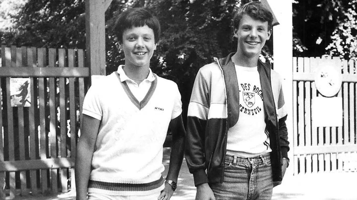 Kronprinsen og prins Joachim som helt unge foran indgangen til Dyrehaven.