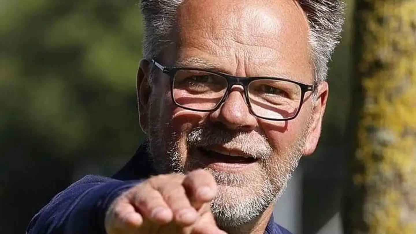 Cambuur-træner Henk de Jong er tvunget til at stoppe på grund af sin kræftdiagnose.