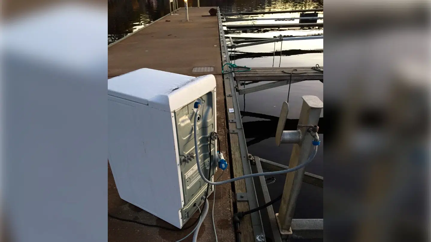 Vaskemaskinen kunne tilsyneladende godt holde til at stå udenfor i det norskes efterårsvejr. Foto: Kristiansand småbåthavner