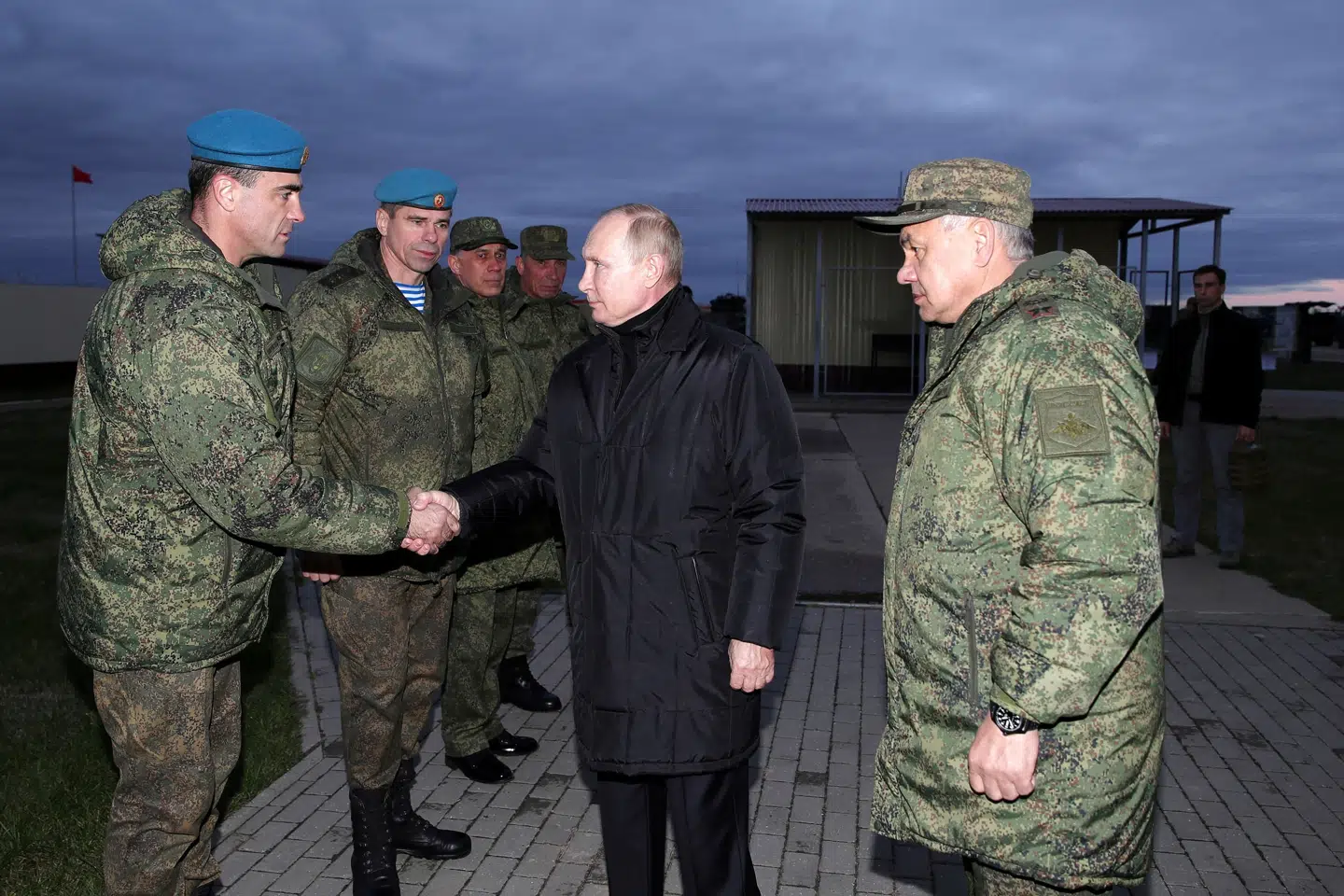 Ruslands forsvarsminister, Sergej Sjojgu (t.h.), var med præsident Vladimir Putin på besøg på et af det russiske militærs øvelsesområder torsdag aften. Sputnik/Reuters