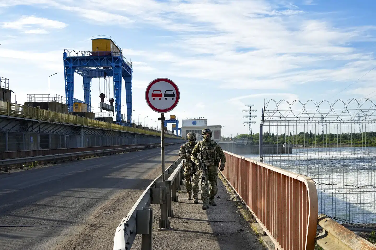 Russiske soldater ses patruljere kraftværket Kakhovka. Ukraine mener, at Rusland er ved at forberede en sprængning af dæmningen, der hører sammen med kraftværket, hvilket kan føre til voldsomme oversvømmelser langs Dnepr-floden. (Arkivfoto). Uncredited/Ritzau Scanpix