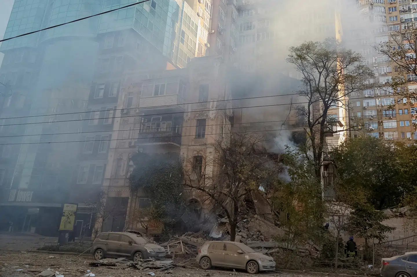 En beboelsesejendom i den ukrainske hovedstad, Kyiv, var en af de bygninger, der blev ramt i en bølge af droneangreb mod Ukraine mandag morgen. USA mener, at iranske soldater er på Krim-halvøen for at hjælpe russerne med at sende dronerne afsted. Stringer/Reuters