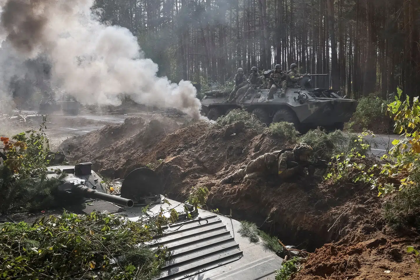 Ukrainske soldater har tidligere holdt øvelser nær grænsen til Hviderusland, som er en af Ruslands nære allierede - her er det en øvelse i slutningen af september. Der er risiko for en russisk offensiv fra hviderussisk jord, advarer ukrainsk generalstab. (Arkivfoto) Gleb Garanich/Reuters