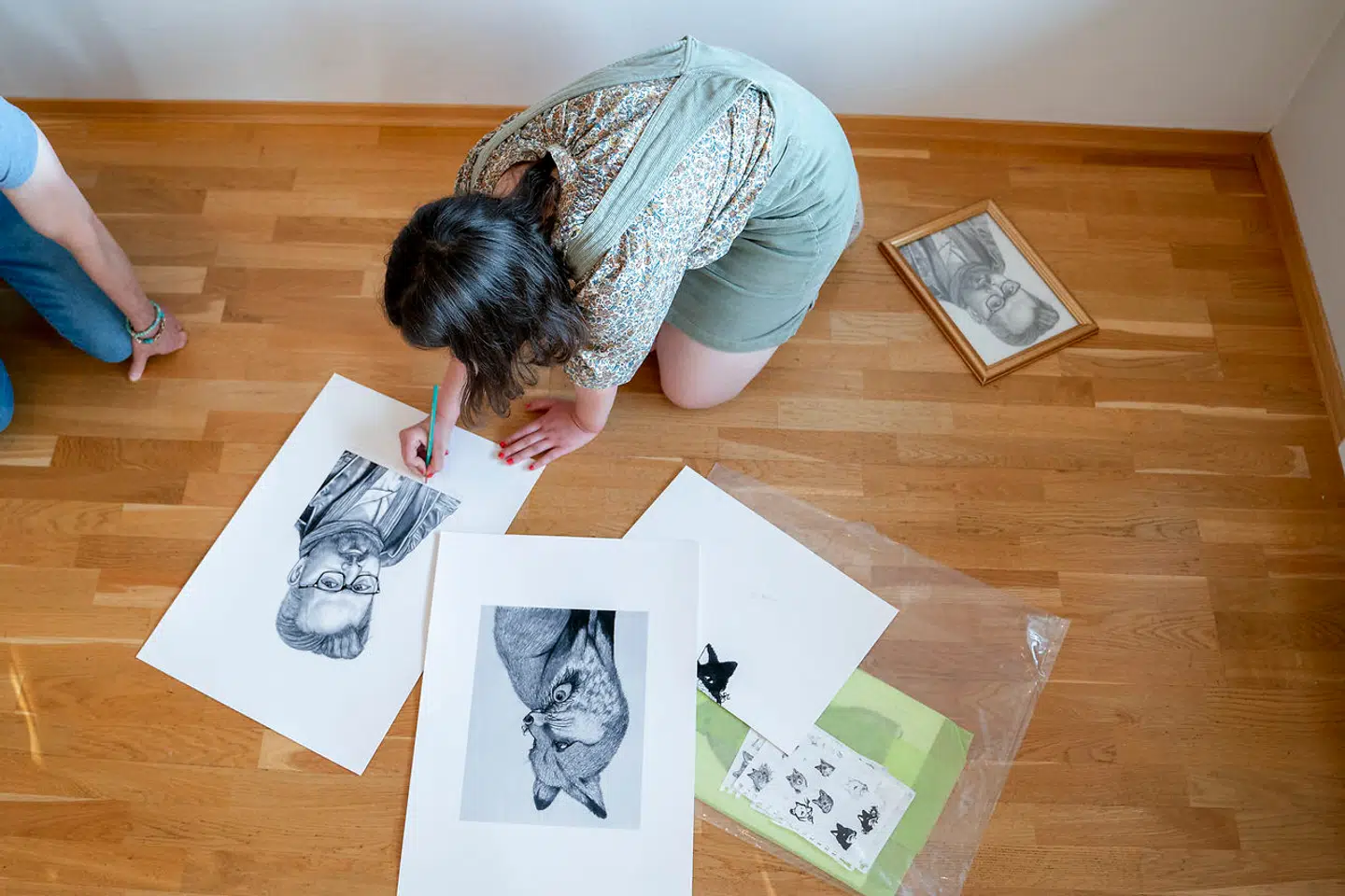 Maud Angelica Behn signerer en tegning, hun har lavet af sin far, Ari Behn, ved åbningen af en udstilling med Ari Behns værker, hvor der også er tegninger, Maud har lavet af sin far, på Galleri Varden på Jeløya i Norge. (Fredrik Hagen / NTB scanpix via AP)