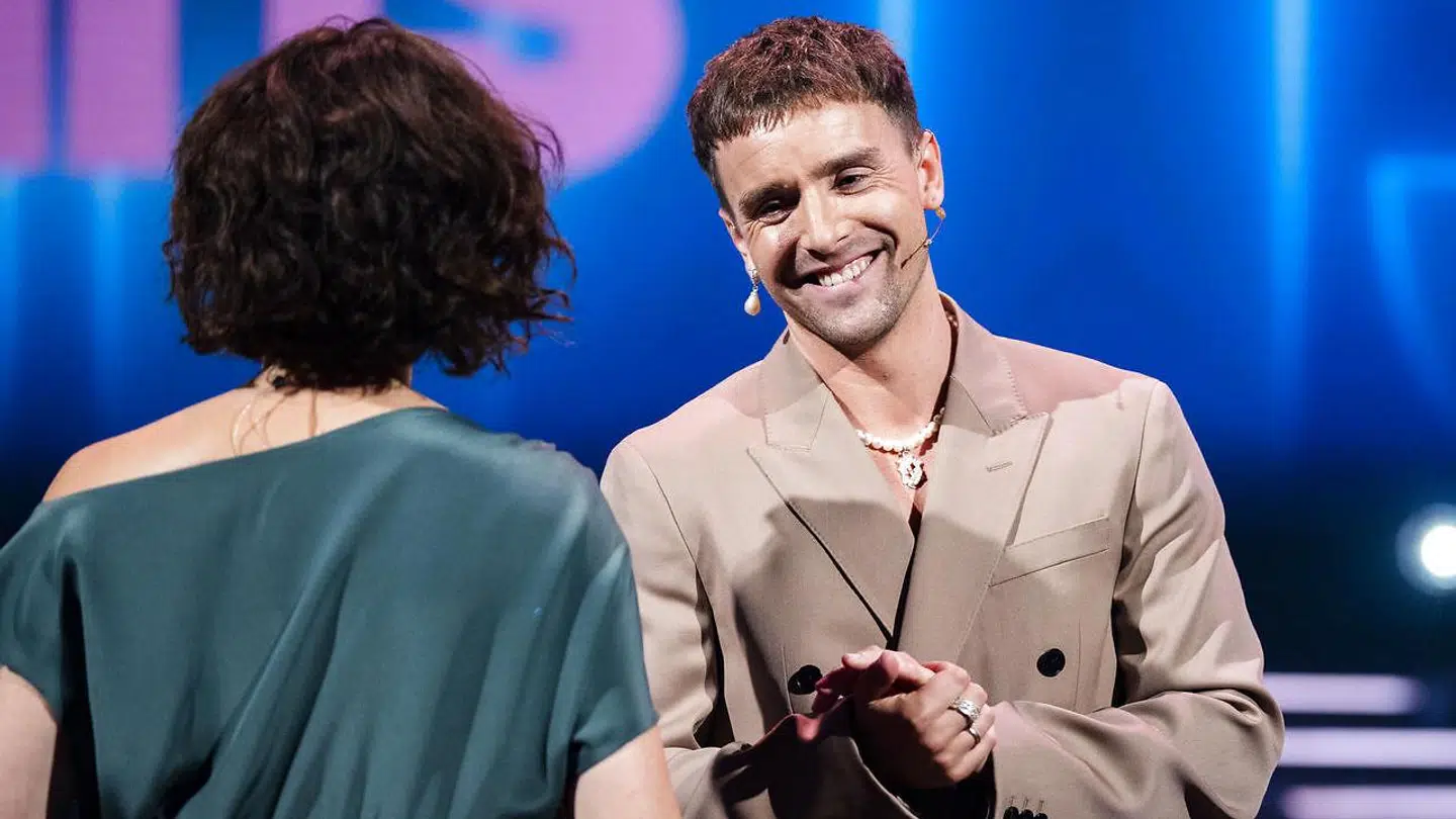 Det er vigtigt for Martin Johannes Larsen at være sig selv, selvom han er vært på et kendt og elsket format som 'Vild med dans'. Derfor går han bl.a. med smykker, selvom han ved, det ikke huer alle.