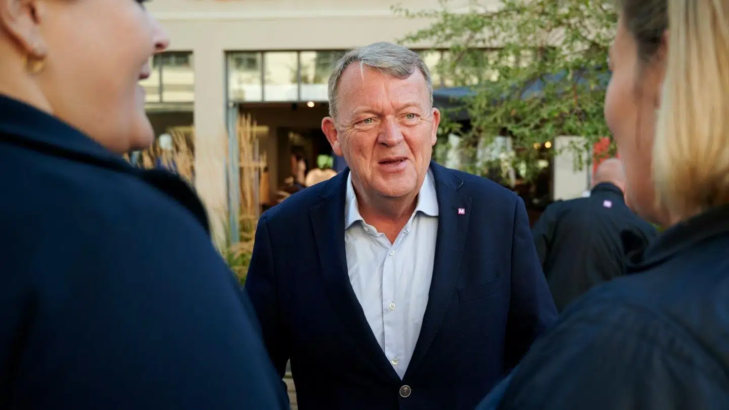 Moderaternes formand, Lars Løkke Rasmussen, smiler, da han onsdag formiddag møder folk i Horsens. Foto: Brian Bjelbak/Byrd.