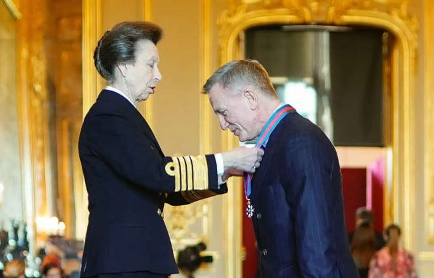 Daniel Craig får en orden af St. Michael og St. George af prinsesse Anne på Windsor Castle tirsdag formiddag.
