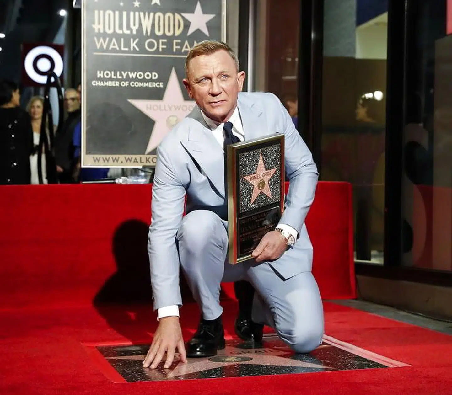 Daniel Craig knæler på sin nye stjerne i Hollywood Walk of Fame 6. oktober 2021.