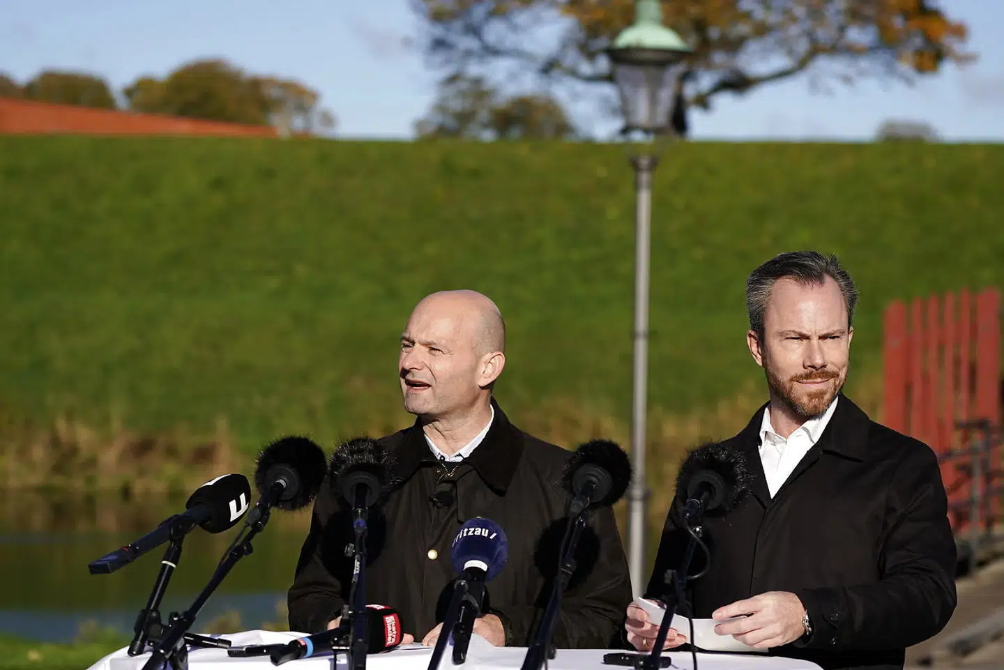»Vil regeringen be- eller afkræfte, at Trine Bramsen har sagt til FE-chef Lars Findsen, at han skulle hjemsendes, fordi hun skulle kunne tælle til 90?« ville Ellemann og Pape vide. 90 henviser til antallet af mandater, der kræves for at have flertal i Folketinget.
