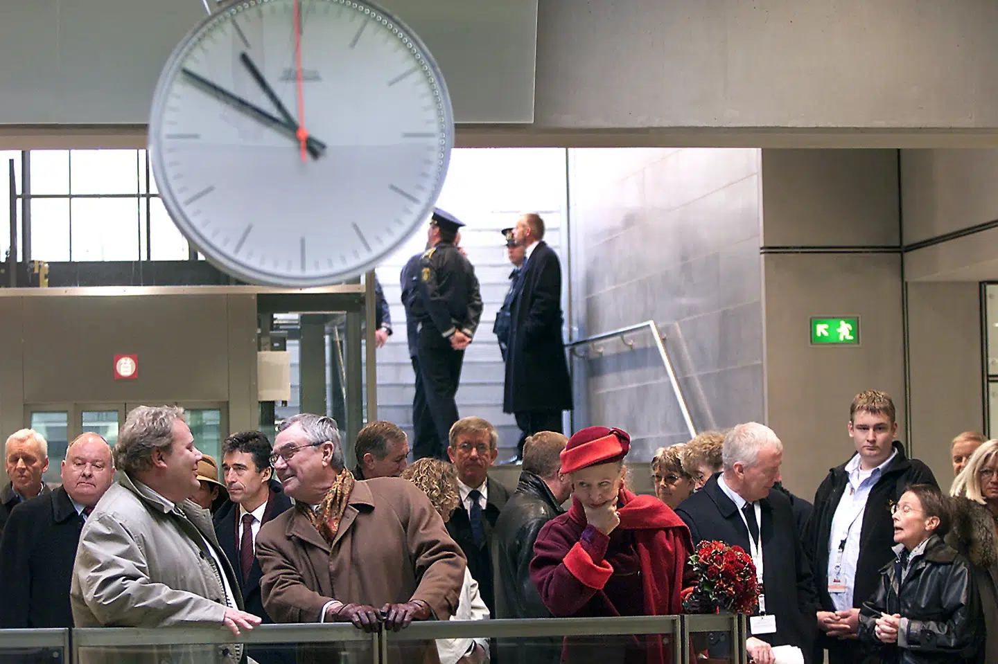 Dronning Margrethe og prins Henrik venter sammen med mange andre fremmødte under den officielle åbning af Københavns Metro lørdag d. 19. oktober 2002. (Arkivfoto). Bent Midstrup/Ritzau Scanpix