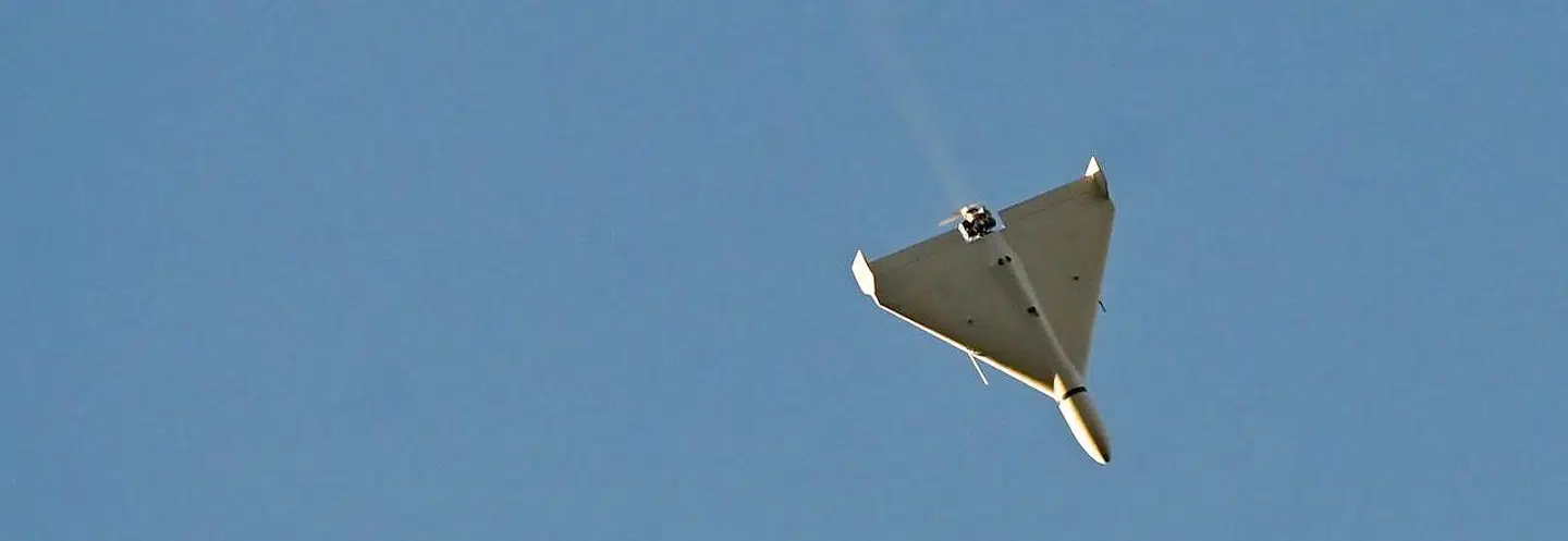 Kyiv blev ramt fire gange tidligt mandag morgen af selvmordsdroner, som ramte en boligbebyggelse og en togstation. Foto: Sergei Supinsky / AFP.