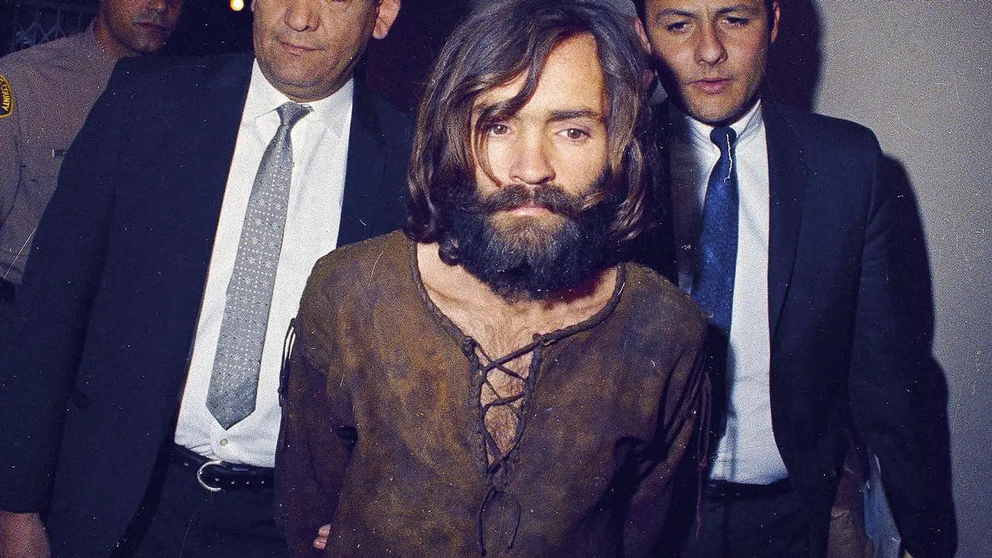 Det var Charles Manson, der arrangerede mordene. Han var ikke selv med til at begå mordene.
