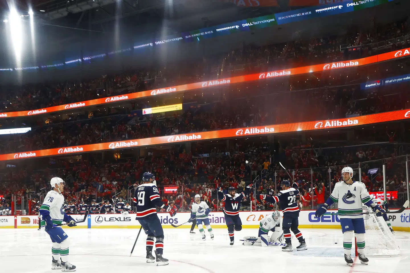Lars Eller fejrer her sin scoring mod Vancouver Canucks natten til tirsdag dansk tid. Geoff Burke/Ritzau Scanpix
