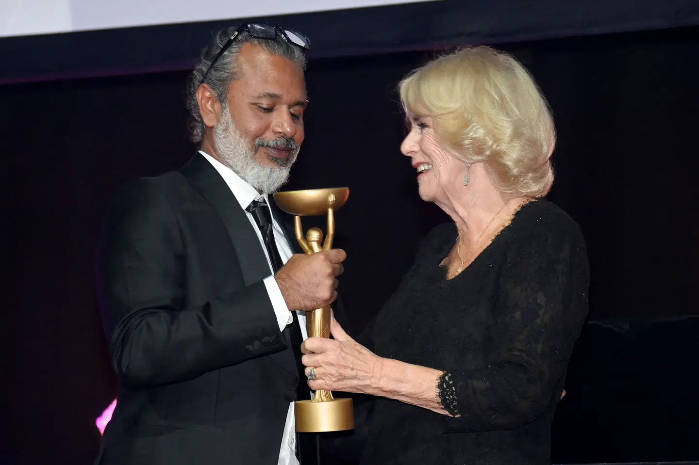 Dronning Camilla overrakte mandag aften Booker Prize-trofæet til Shehan Karunatilaka for romanen The Seven Moons of Maali Almeida. Prisoverrækkelsen fandt sted i London. Toby Melville/Reuters