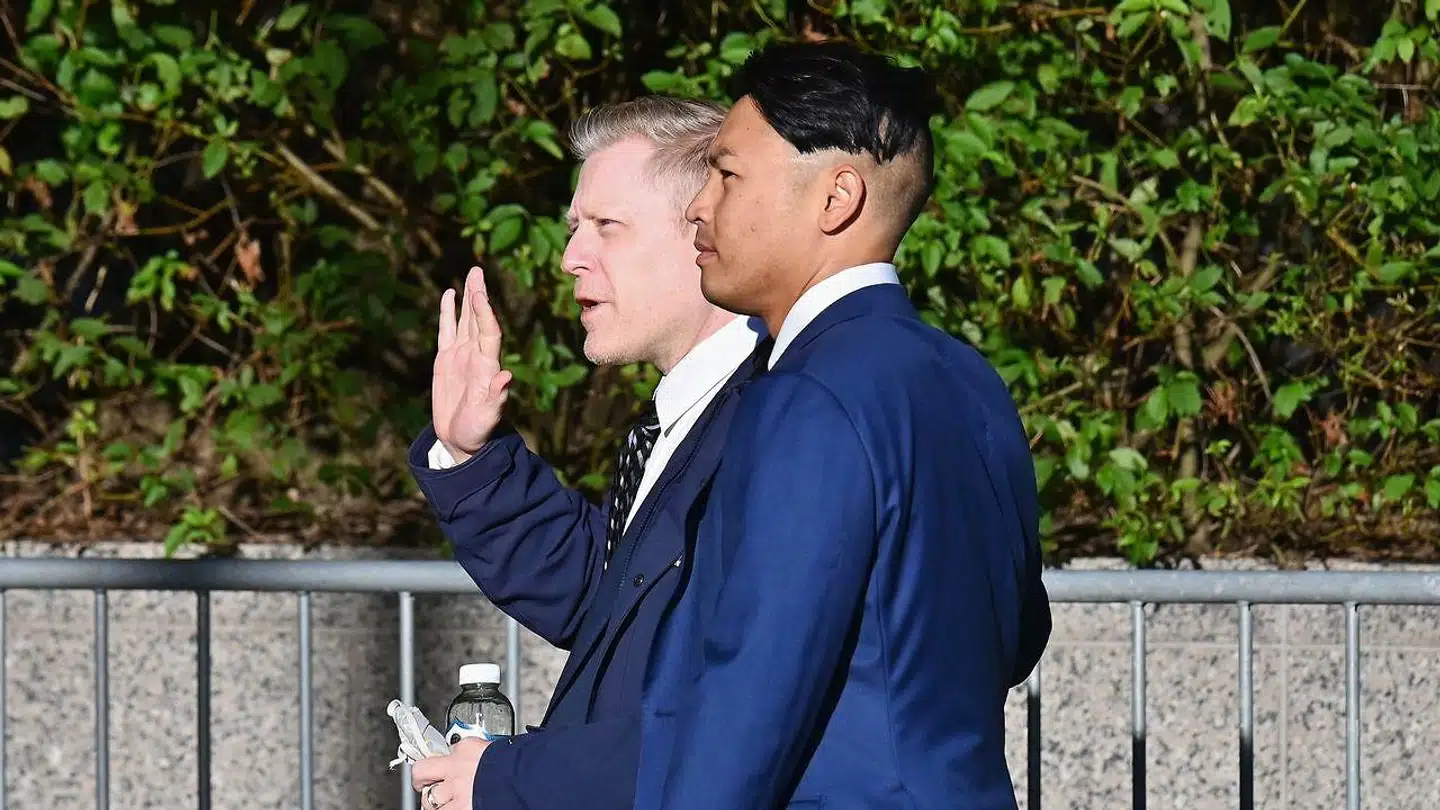 Anthony Rapp (bagerst) ankommer til det civile søgsmål, han har anlagt mod Kevin Spacey i retten i New York torsdag 6. oktober, hvor han anklager den Oscar-vindende skuespiller for at have begået overgreb på ham, da han var en bare 14 år gammel dreng.