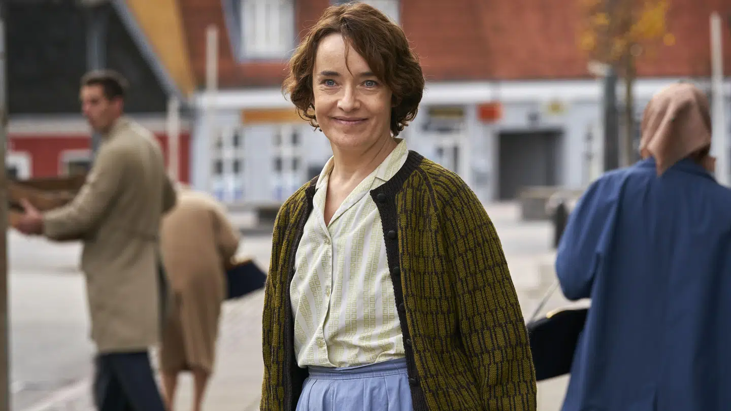 Maria Rossing i rollen som Birthe Windfeld i 'Carmen Curlers'.