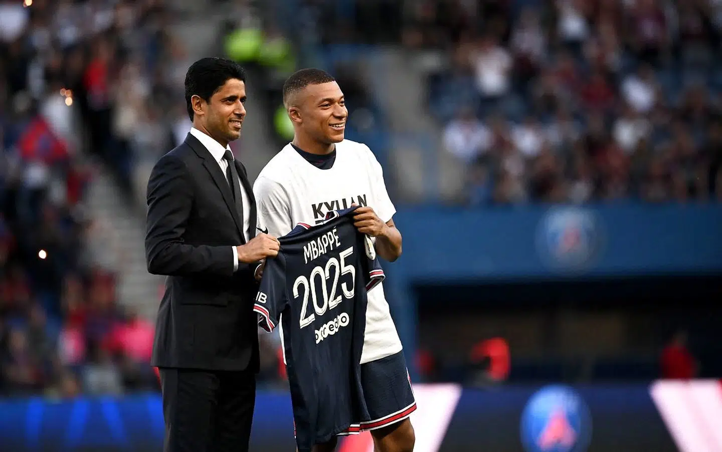 Kylian Mbappé og PSG-præsident Nasser Al-Khelaïfi offentliggør superstjernens forlængelse inden PSGs kamp mod Metz. Men smilene er for længst forsvundet fra ansigterne.
