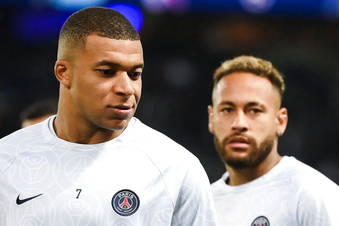 Stemningen er angivelig mere end kold mellem Kylian Mbappé (tv.) og Neymar. Flere medier har nemlig meldt, at førstnævnte ønskede Neymar ud af klubben.
