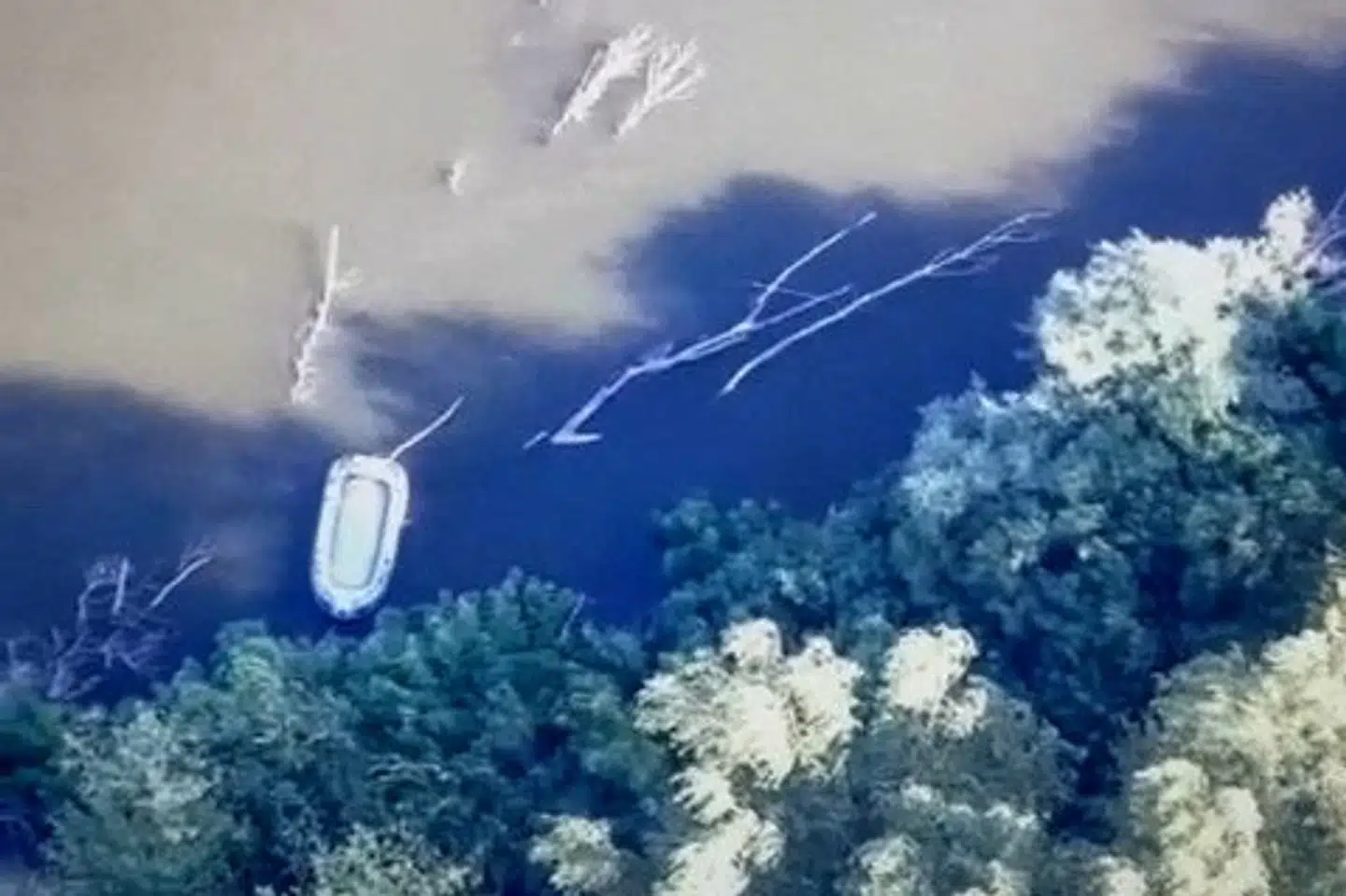 En gummibåd ligger efterladt på floden Evros, der udgør en af grænserne mellem Tyrkiet og Grækenland. Tæt ved floden har græsk politi samlet 92 nøgne mænd op. (Arkivfoto) Citizens Protection Ministry/Reuters