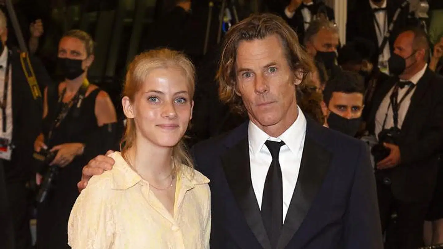 Julia Roberts mand, Danny Moder, sammen med parrets datter, Hazel, i 2021.