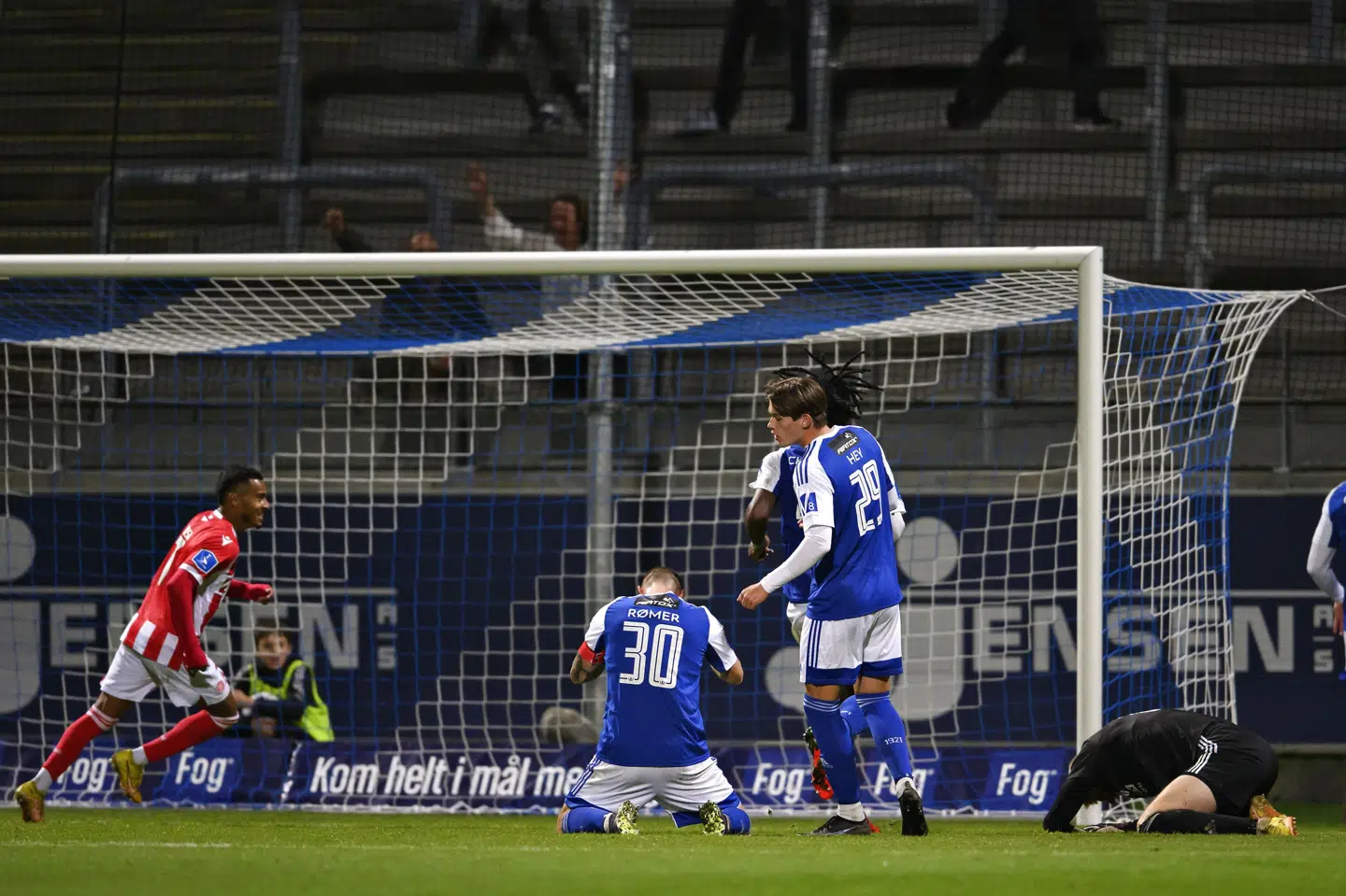 Lyngbys Marcel Rømer sidder på knæ og ærgrer sig, efter at han lavede en stor fejl, som AaB udnyttede til at bringe sig på 2-0. Philip Davali/Ritzau Scanpix